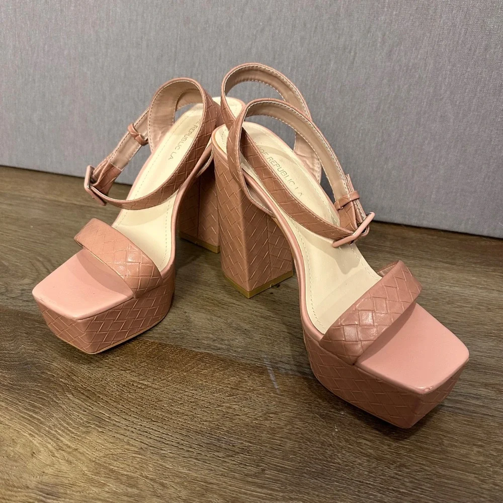 Shoe Republic Pink Square‎ Toe Platform Chunky Block Heel Sandals Size 8.5